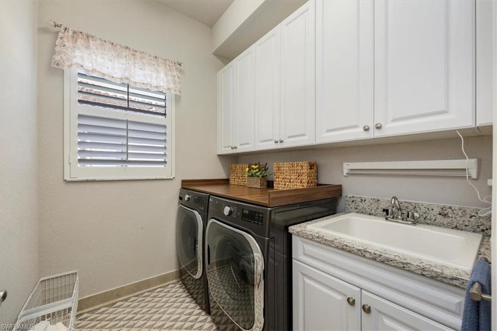13422 Silktail Dr, Naples, FL 34109-23