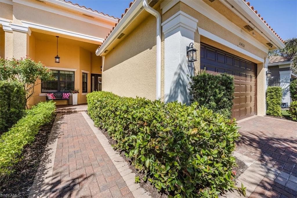 13422 Silktail Dr, Naples, FL 34109-4