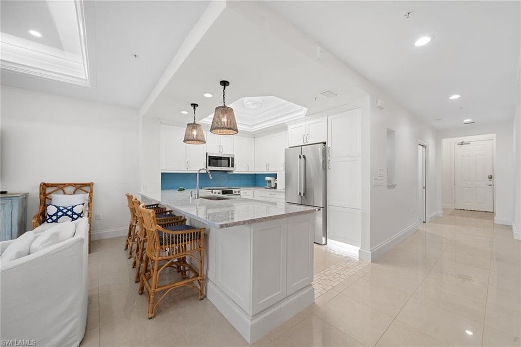 411 6th St S 202, Naples, FL 34102-9