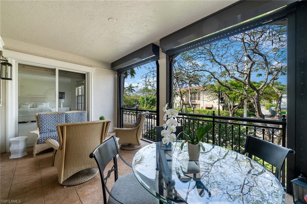 411 6th St S 202, Naples, FL 34102-24