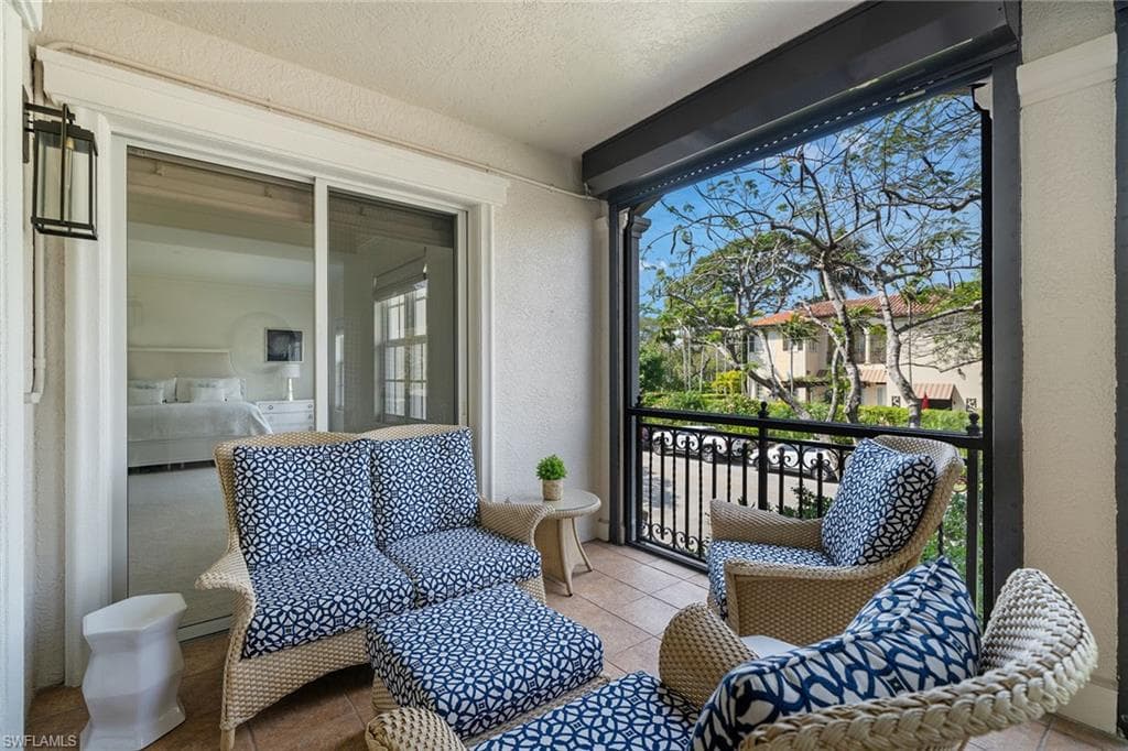 411 6th St S 202, Naples, FL 34102-25