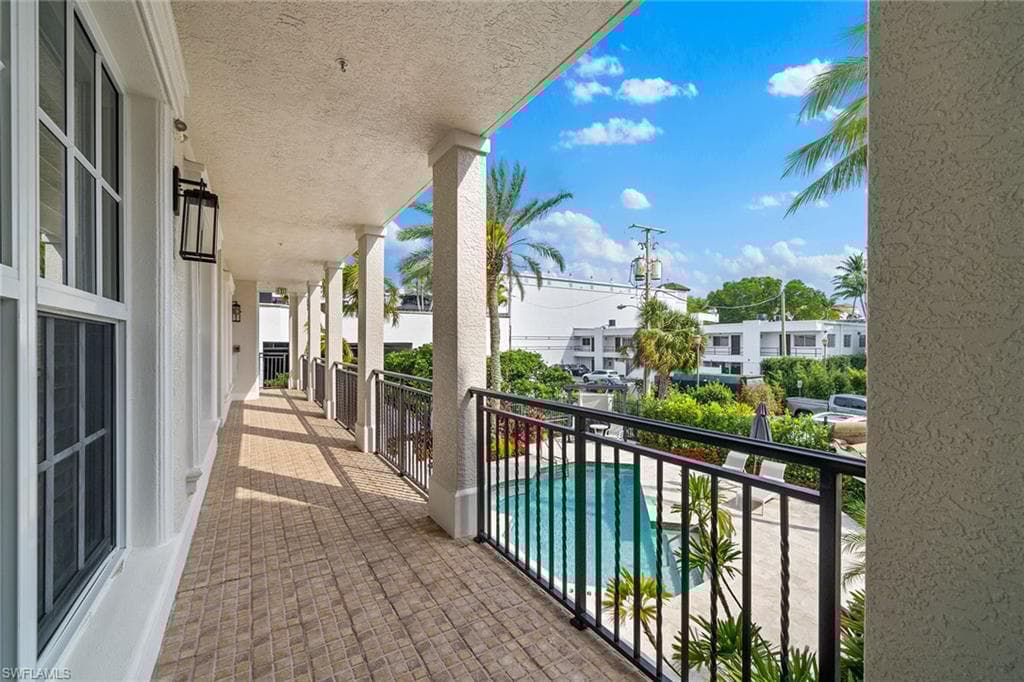 411 6th St S 202, Naples, FL 34102-29