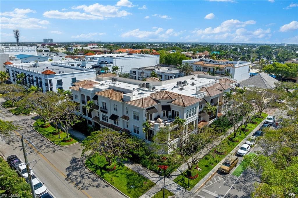 411 6th St S 202, Naples, FL 34102-30