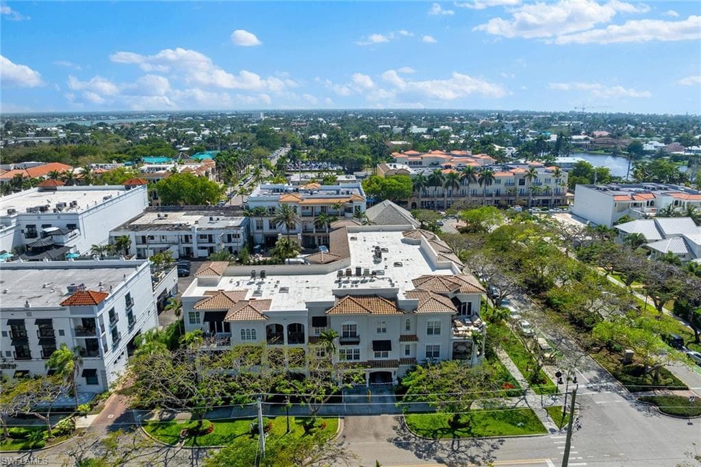 411 6th St S 202, Naples, FL 34102-31