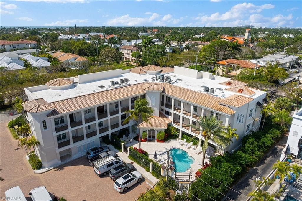 411 6th St S 202, Naples, FL 34102-32