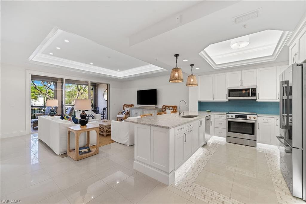 411 6th St S 202, Naples, FL 34102-4