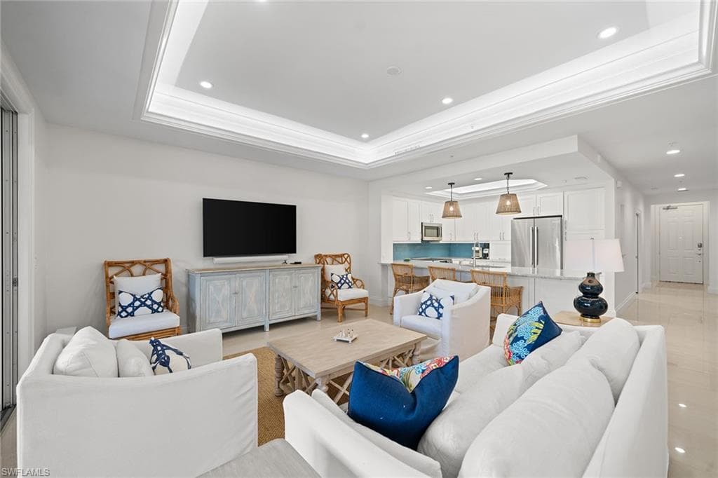 411 6th St S 202, Naples, FL 34102-8