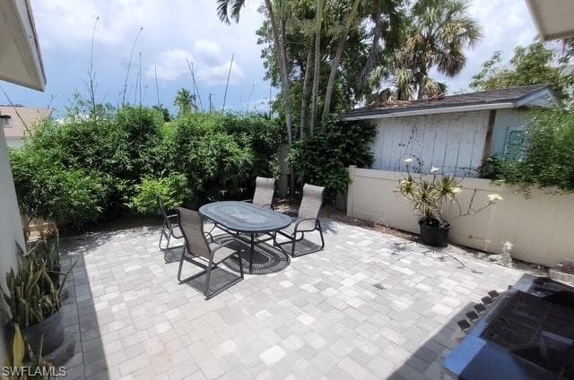 9 Pelican St W, Naples, FL 34113-4