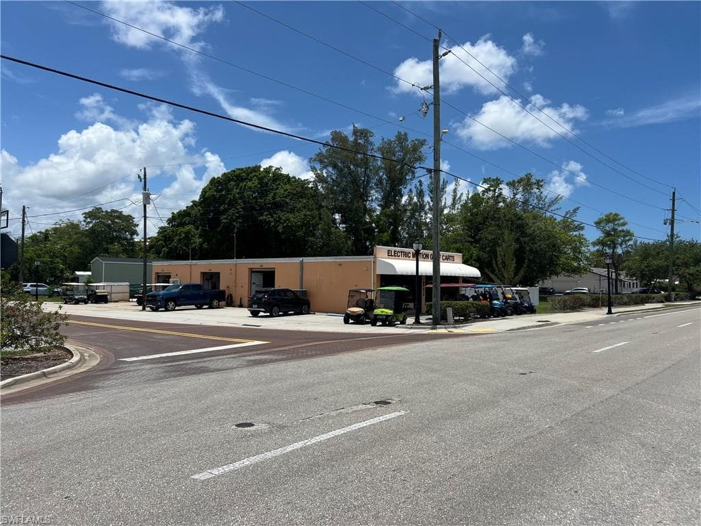 3945 Bayshore Dr, Naples, FL 34112-1