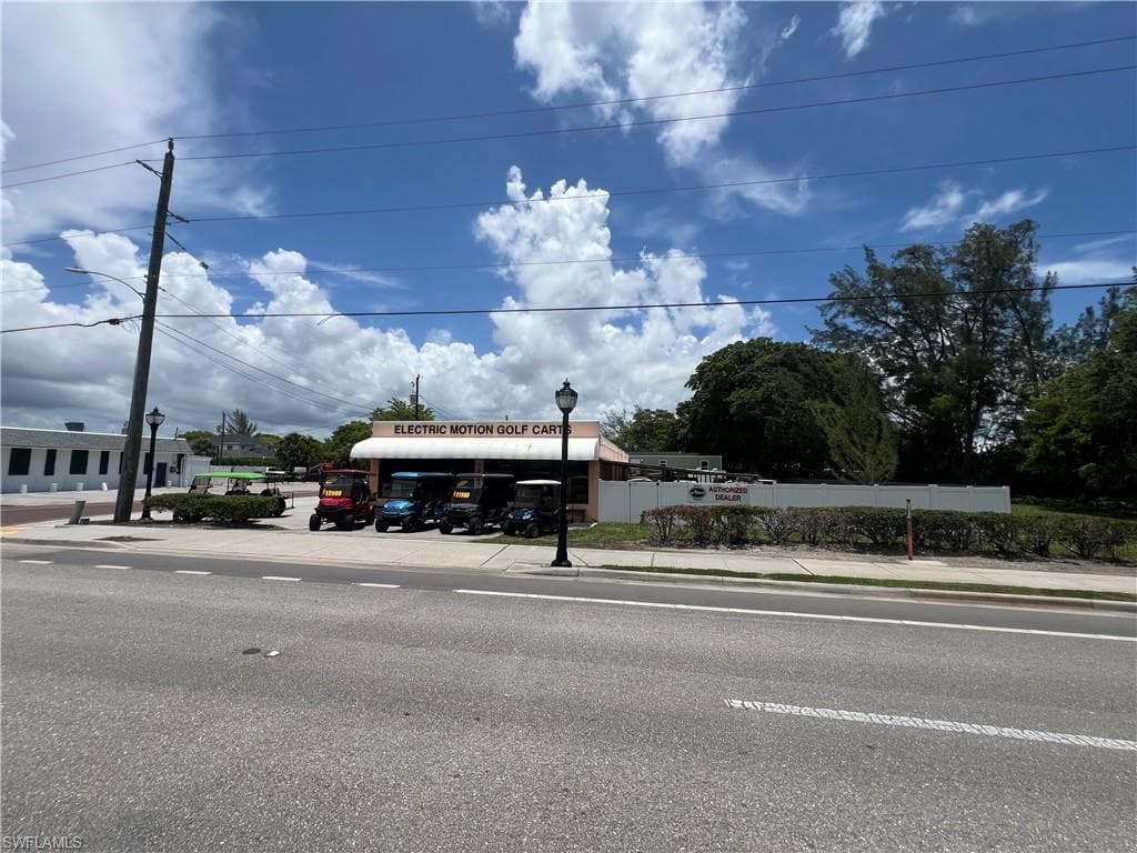 3945 Bayshore Dr, Naples, FL 34112-2