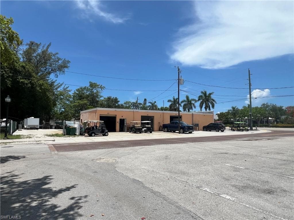 3945 Bayshore Dr, Naples, FL 34112-3