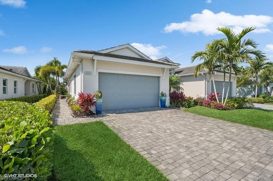 8947 Saint Lucia Dr, Naples, FL 34114-3