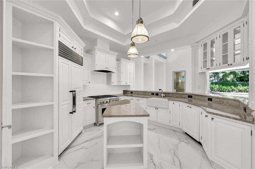 699 Fairway Ter, Naples, FL 34103-9