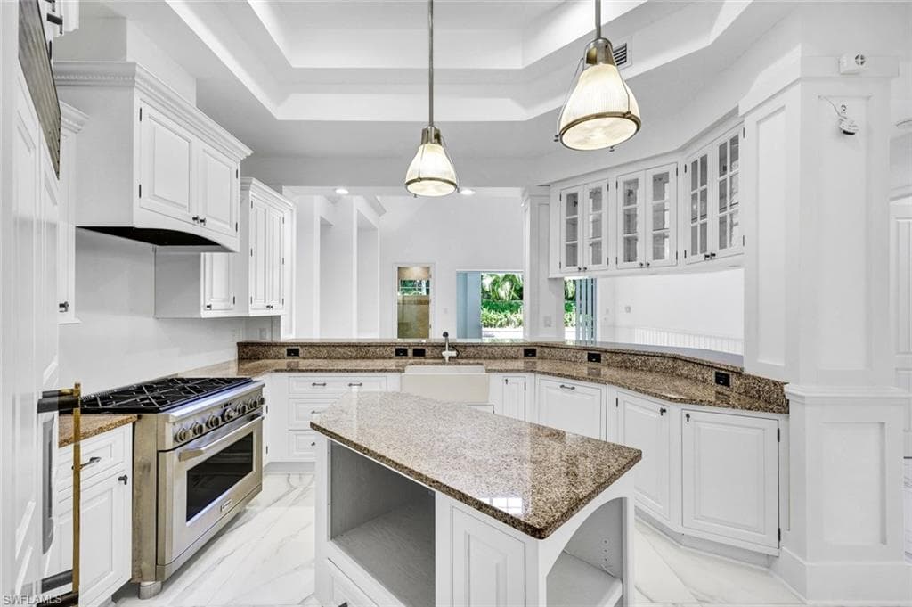 699 Fairway Ter, Naples, FL 34103-10