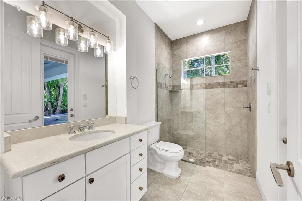 699 Fairway Ter, Naples, FL 34103-14