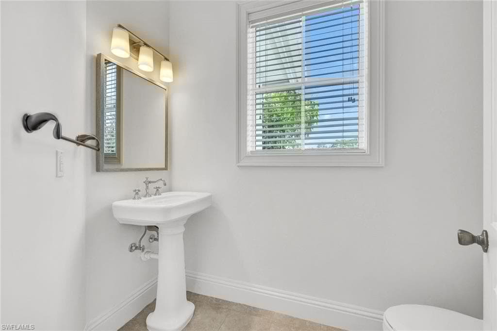 699 Fairway Ter, Naples, FL 34103-20