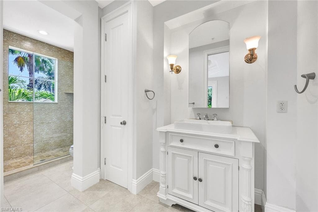 699 Fairway Ter, Naples, FL 34103-22