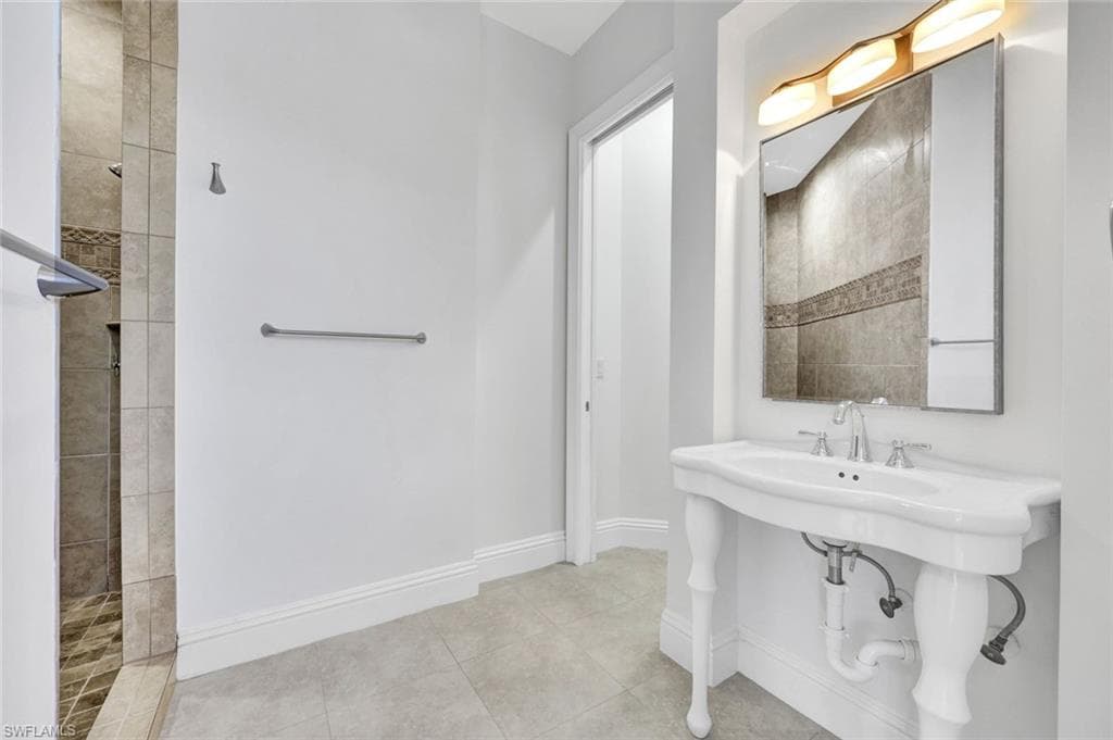 699 Fairway Ter, Naples, FL 34103-25