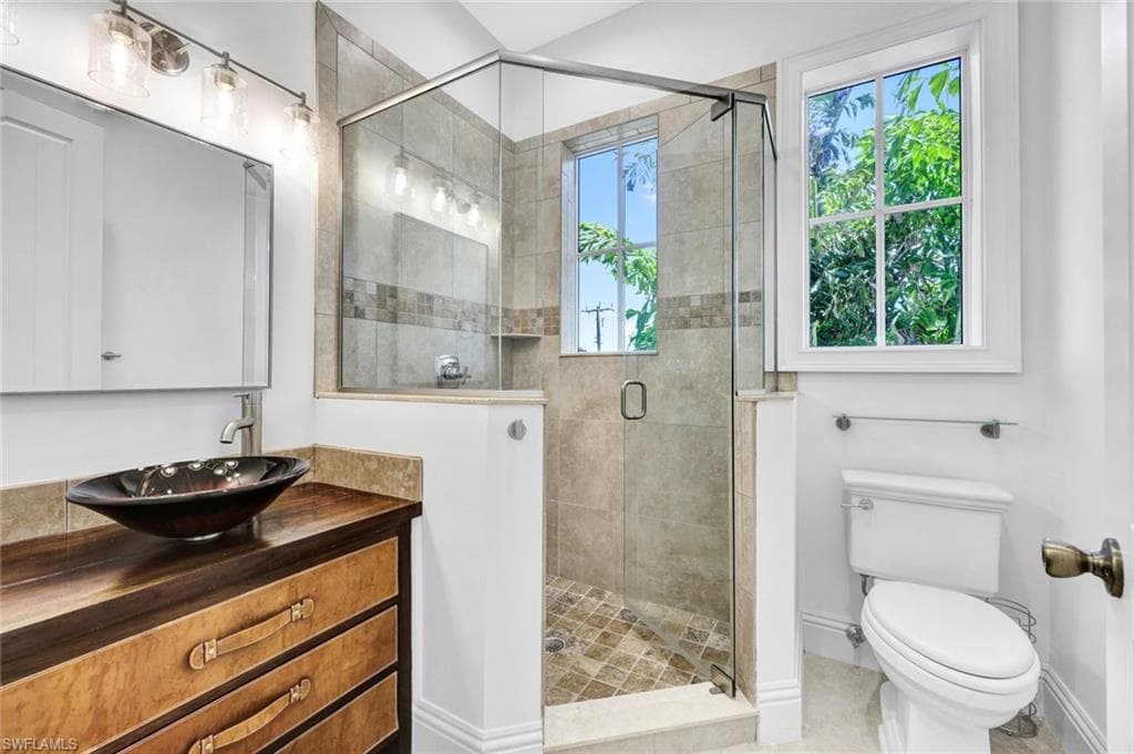 699 Fairway Ter, Naples, FL 34103-28
