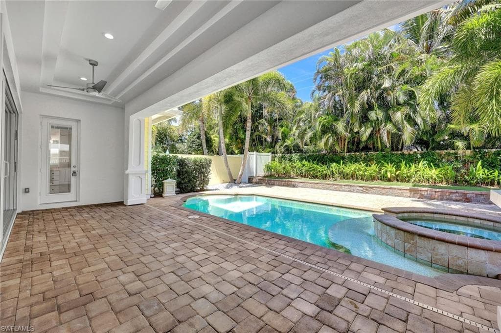 699 Fairway Ter, Naples, FL 34103-31
