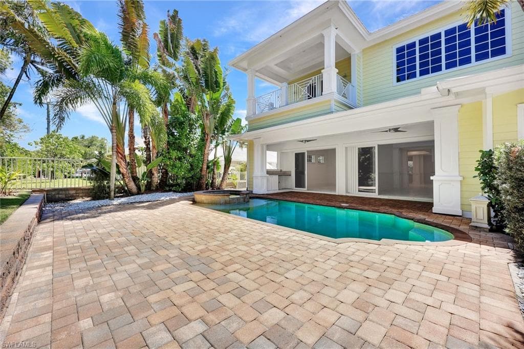 699 Fairway Ter, Naples, FL 34103-32