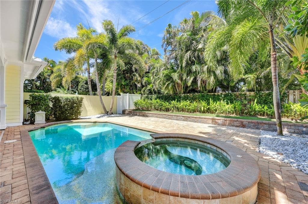 699 Fairway Ter, Naples, FL 34103-34