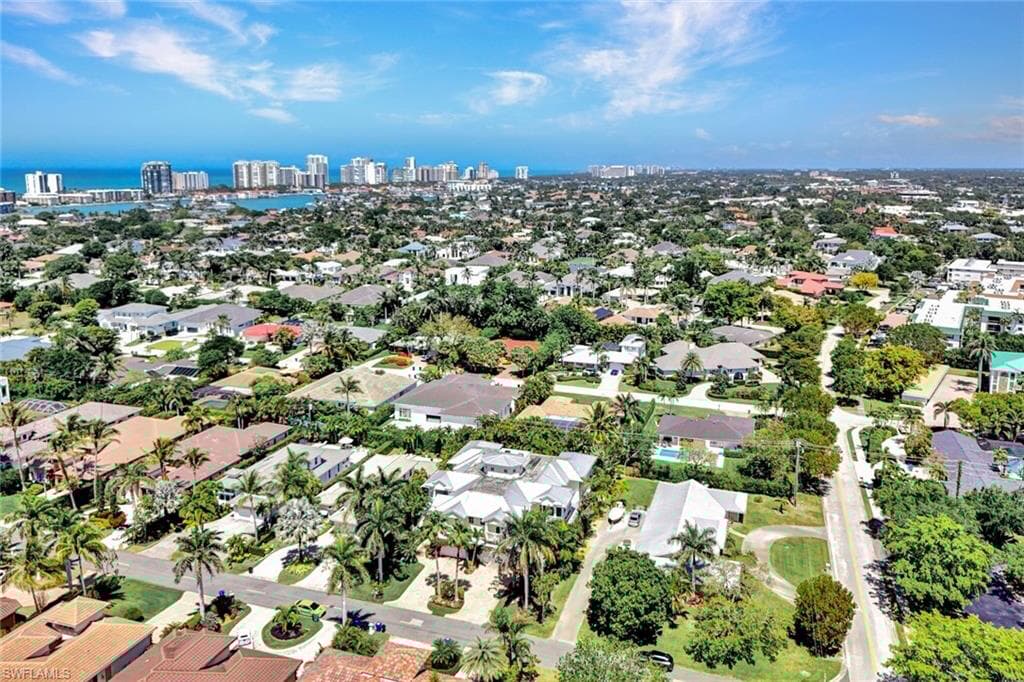 699 Fairway Ter, Naples, FL 34103-37