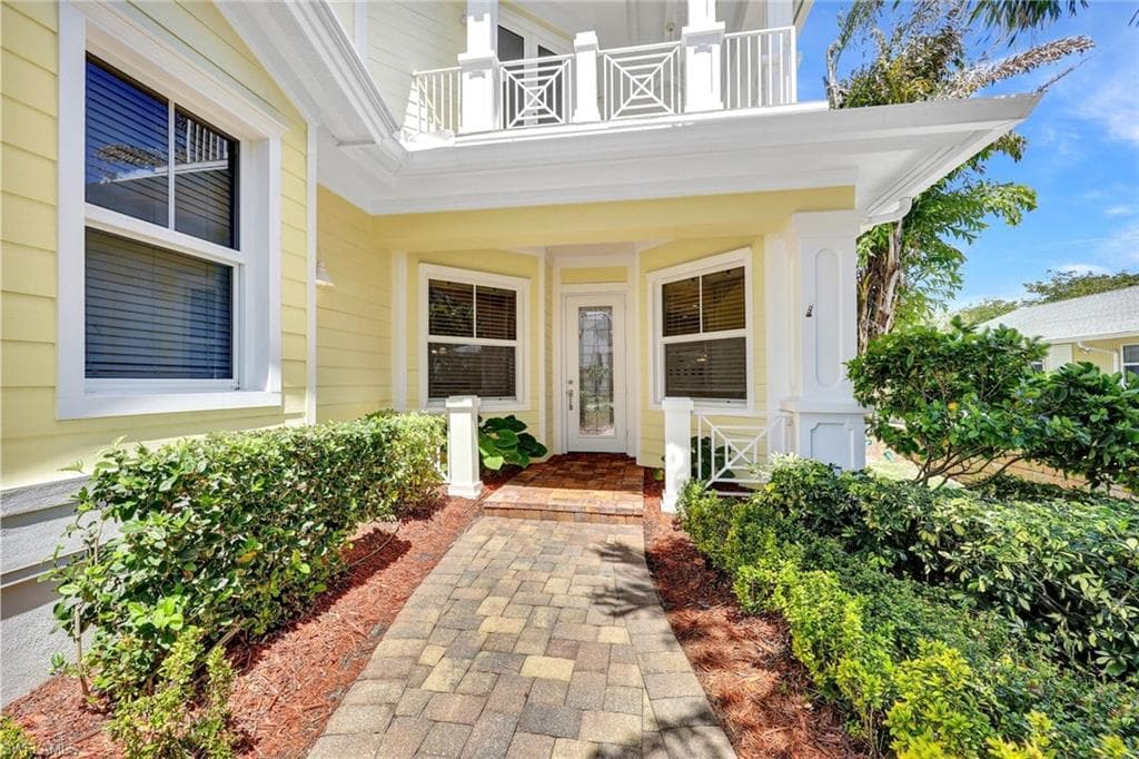 699 Fairway Ter, Naples, FL 34103-4