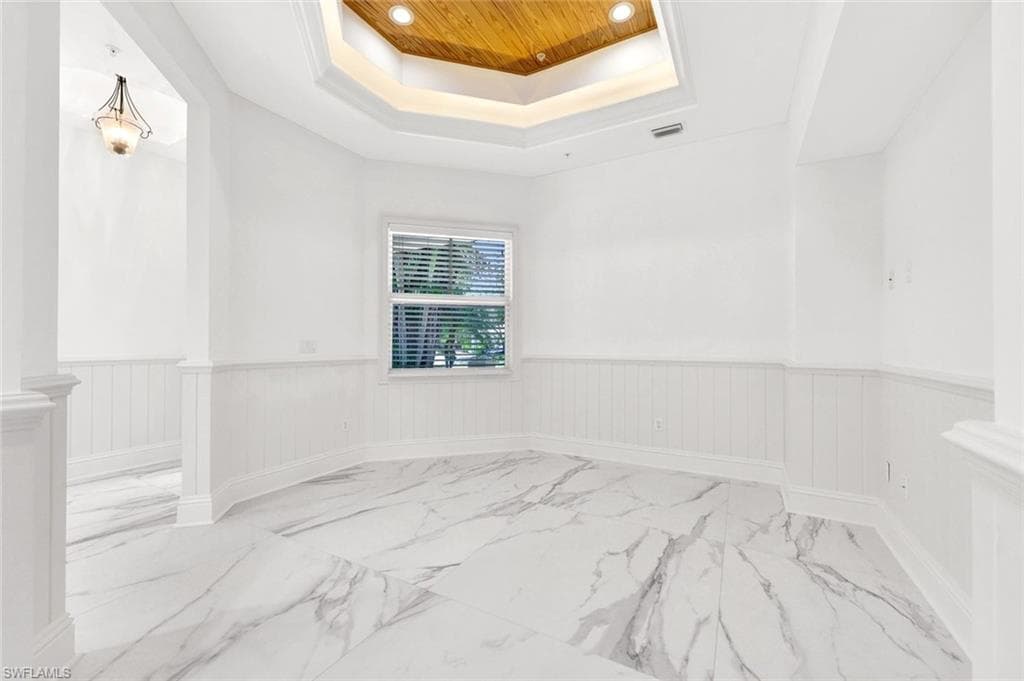 699 Fairway Ter, Naples, FL 34103-7