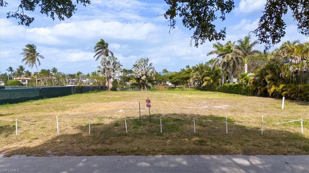677 Bougainvillea Rd, Naples, FL 34102-4