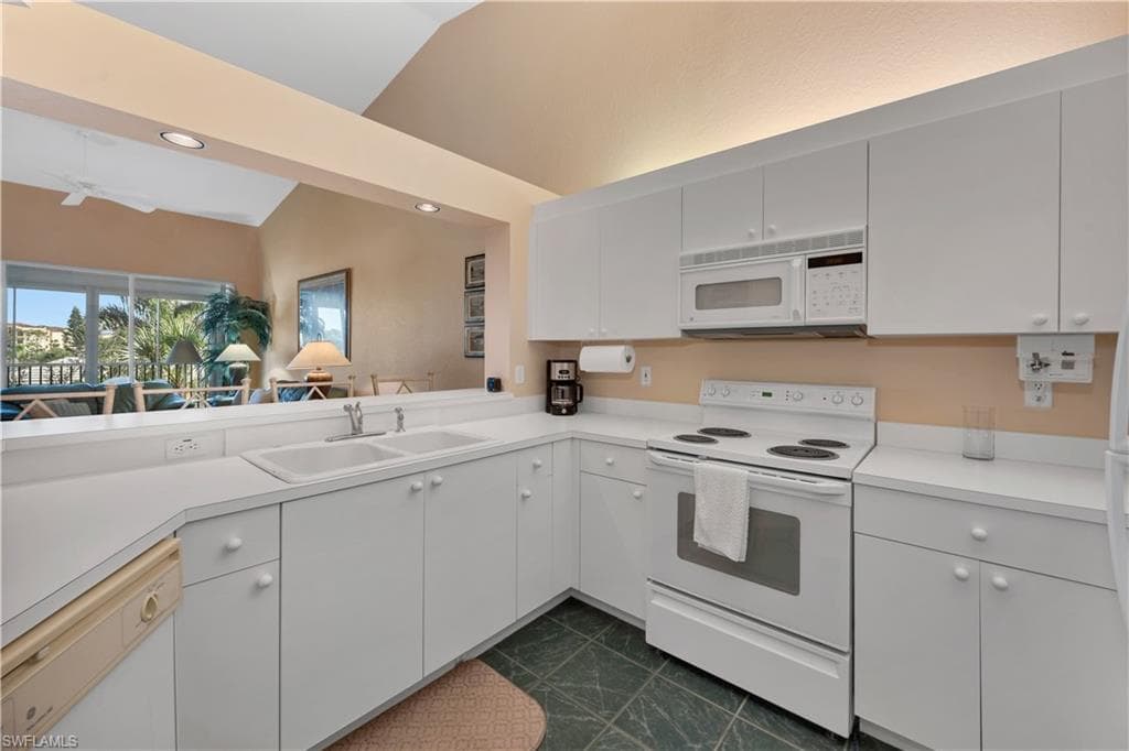 7725 Pebble Creek Cir 305, Naples, FL 34108-9