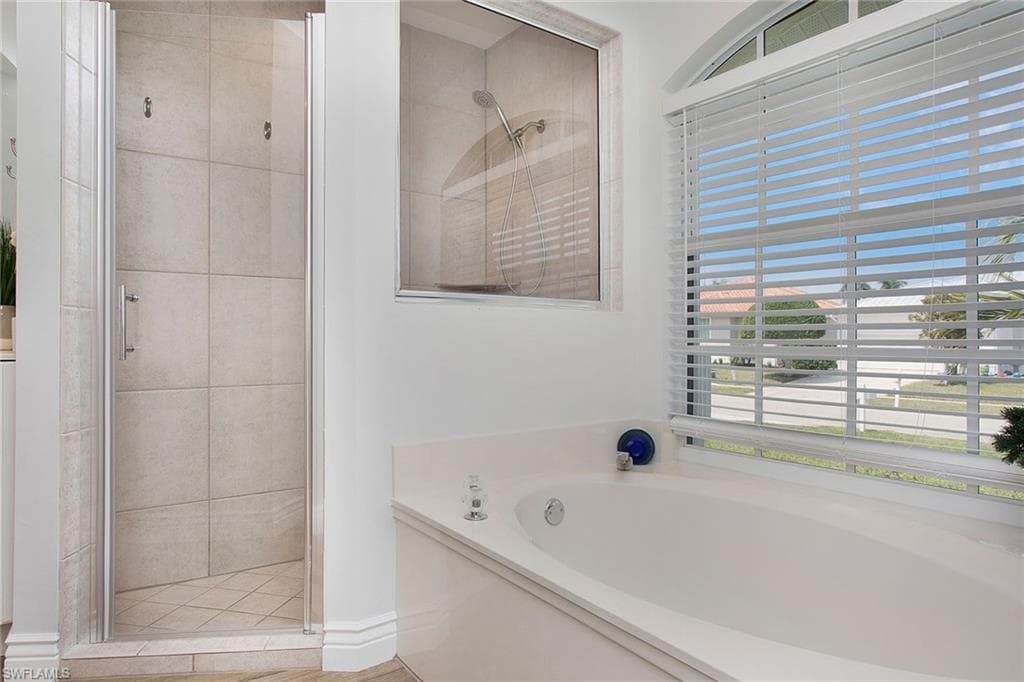 129 Leeward Ct, Marco Island, FL 34145-24