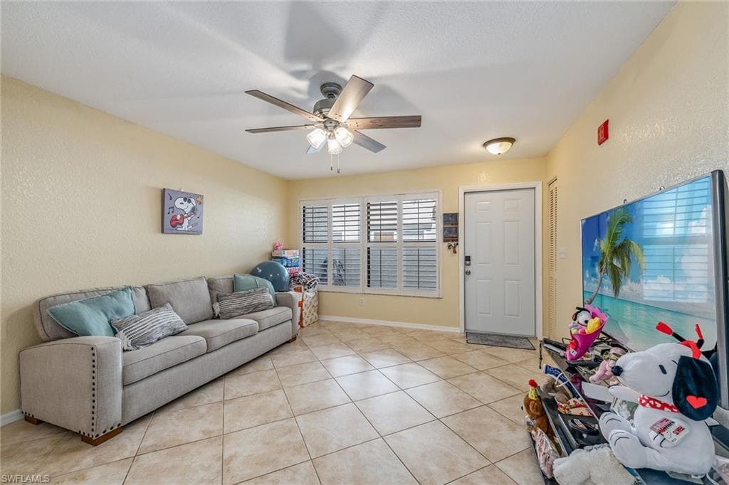 60 Emerald Woods Dr B1, Naples, FL 34108-4