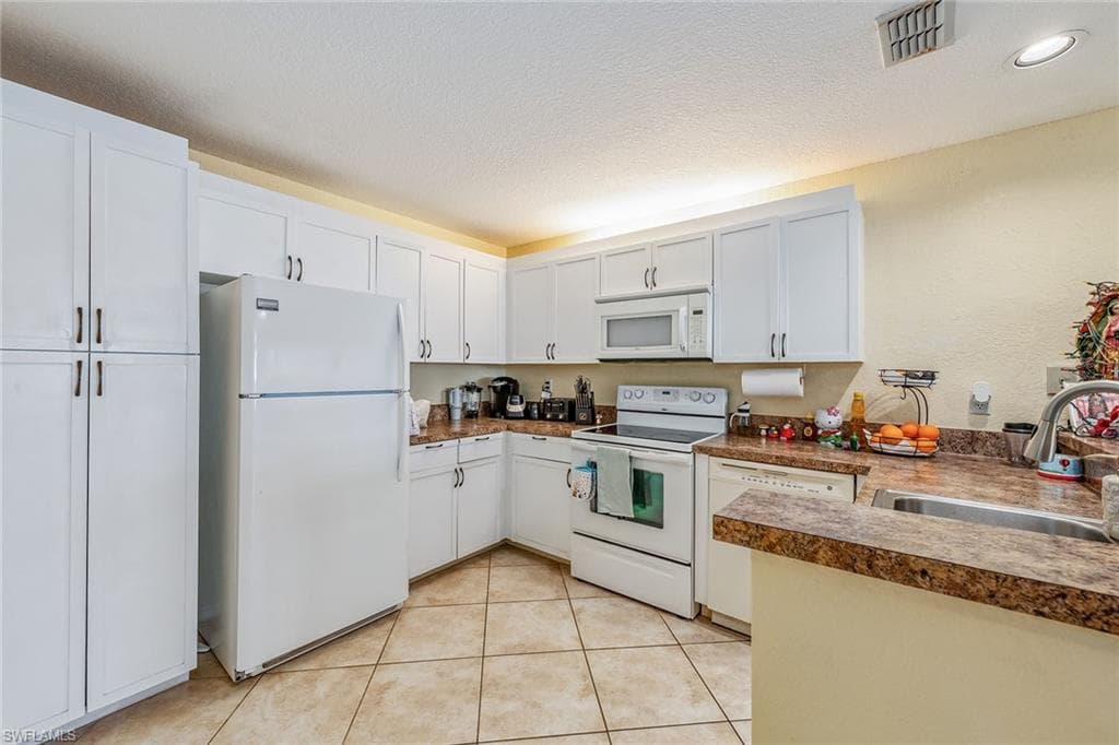 60 Emerald Woods Dr B1, Naples, FL 34108-8