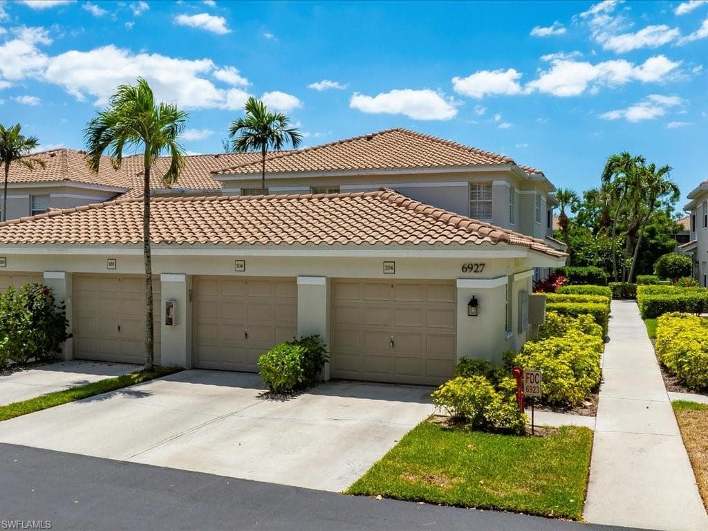 6927 Satinleaf Rd N 204, Naples, FL 34109-3