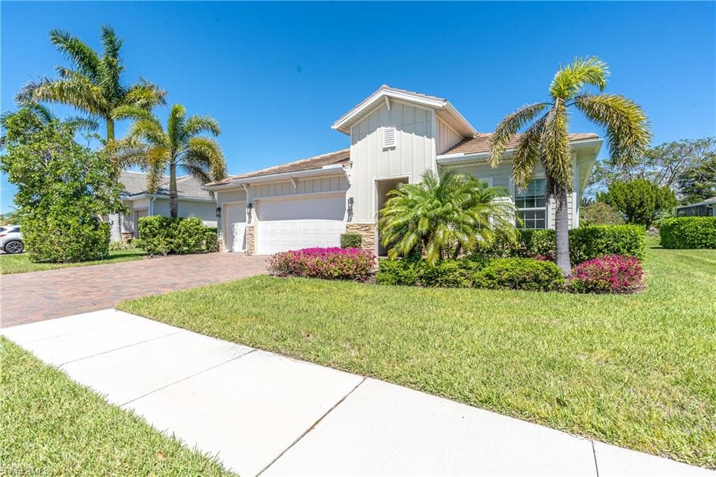 14717 Leeward Dr, Naples, FL 34114-3