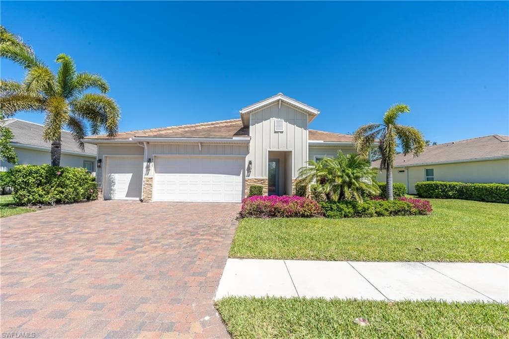 14717 Leeward Dr, Naples, FL 34114-4