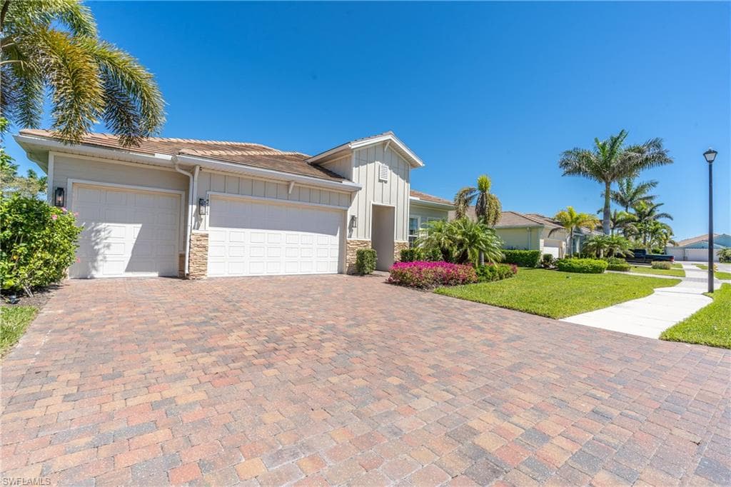 14717 Leeward Dr, Naples, FL 34114-5