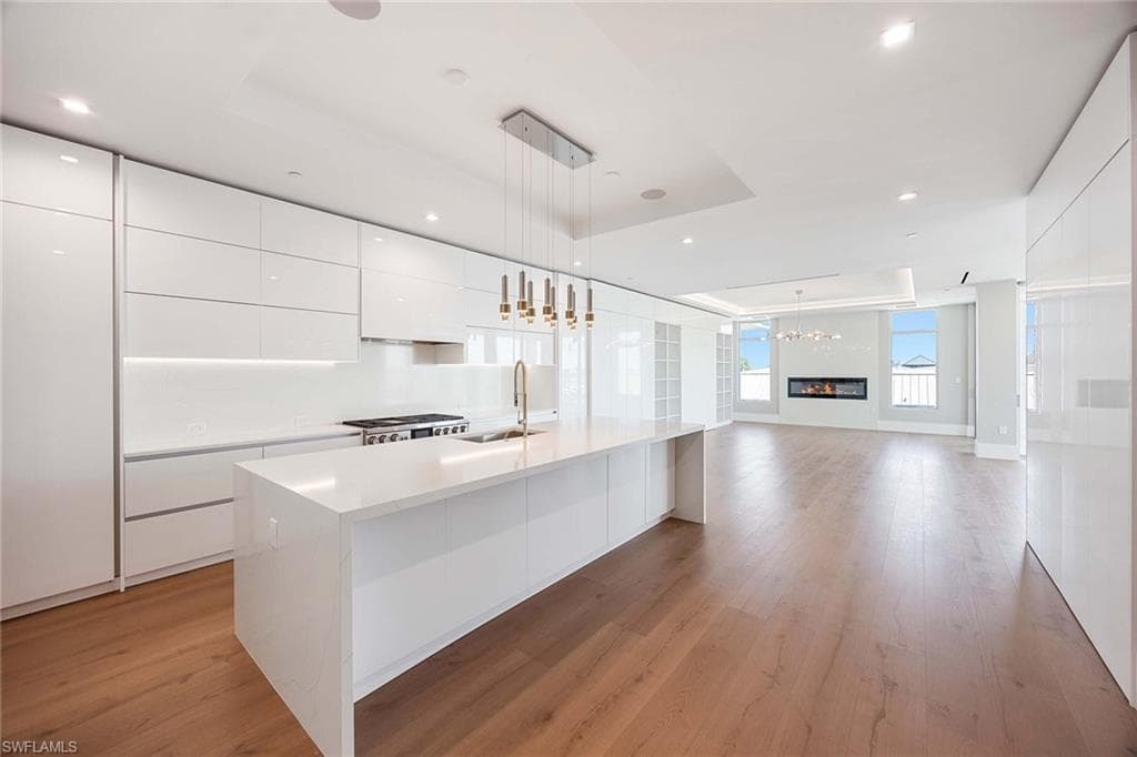 1165 8th St S 201, Naples, FL 34102-8