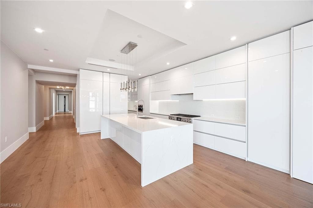 1165 8th St S 201, Naples, FL 34102-9