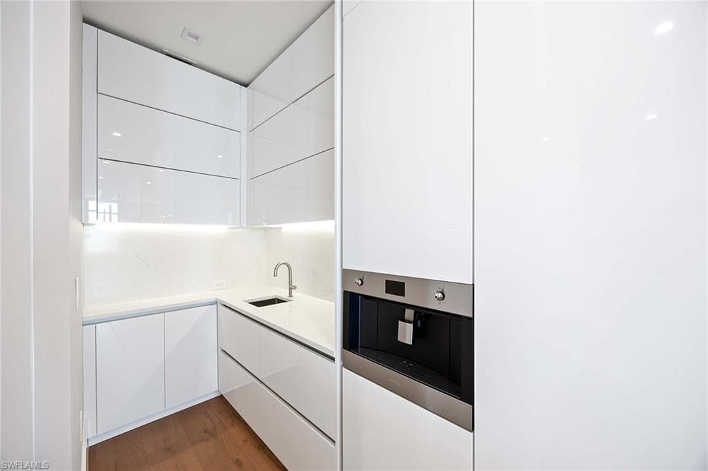 1165 8th St S 201, Naples, FL 34102-11