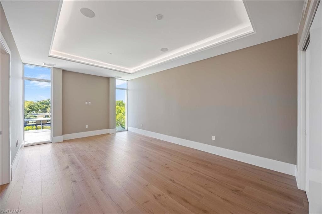 1165 8th St S 201, Naples, FL 34102-21