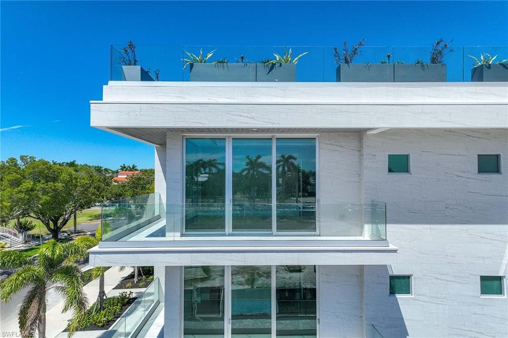 1165 8th St S 201, Naples, FL 34102-24