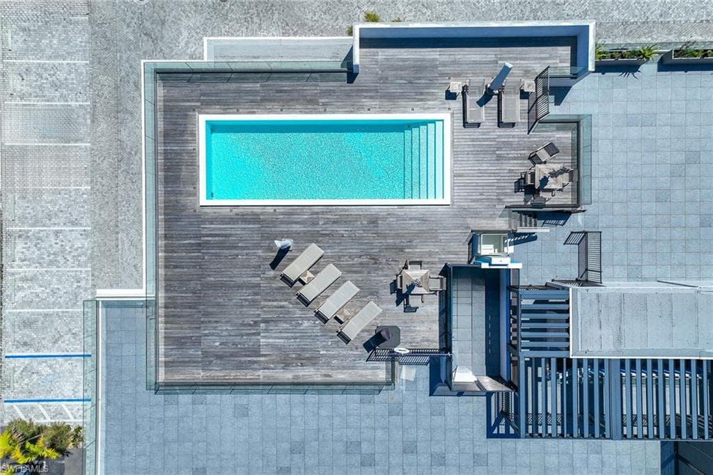 1165 8th St S 201, Naples, FL 34102-1