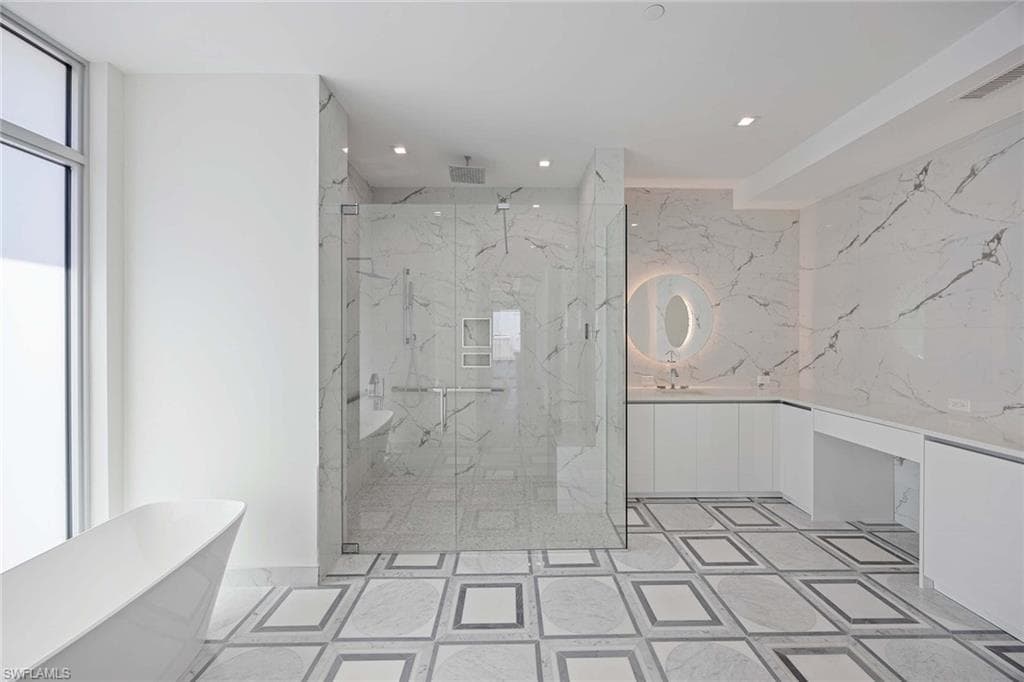 1165 8th St S 201, Naples, FL 34102-28