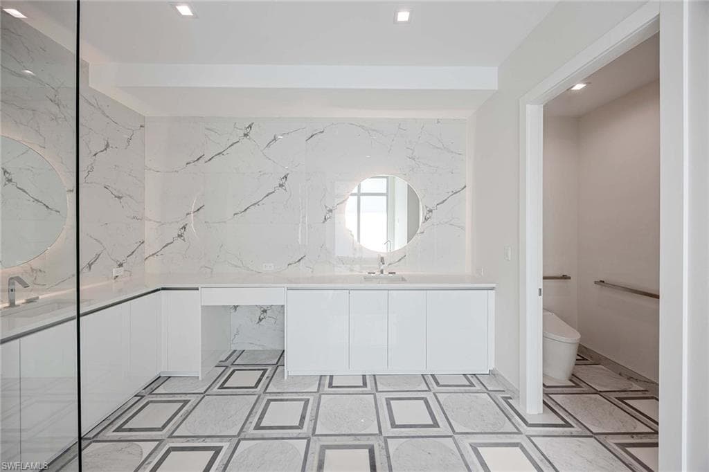 1165 8th St S 201, Naples, FL 34102-29