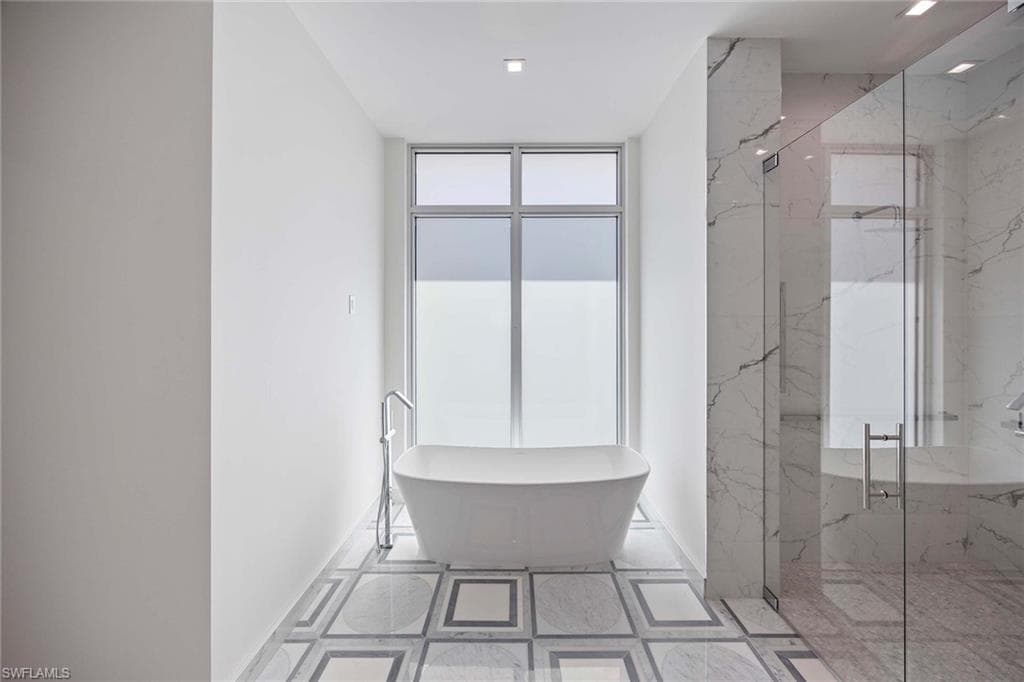 1165 8th St S 201, Naples, FL 34102-31