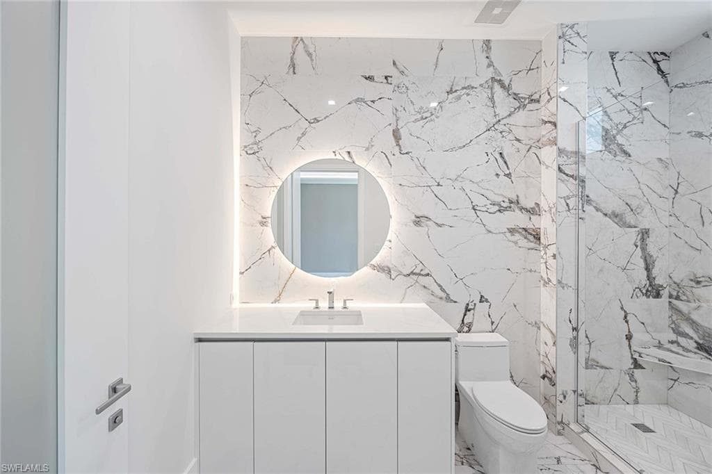 1165 8th St S 201, Naples, FL 34102-33