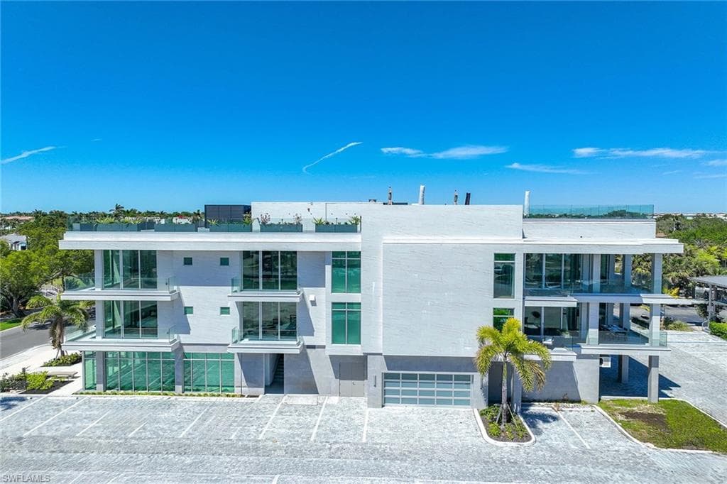 1165 8th St S 201, Naples, FL 34102-2