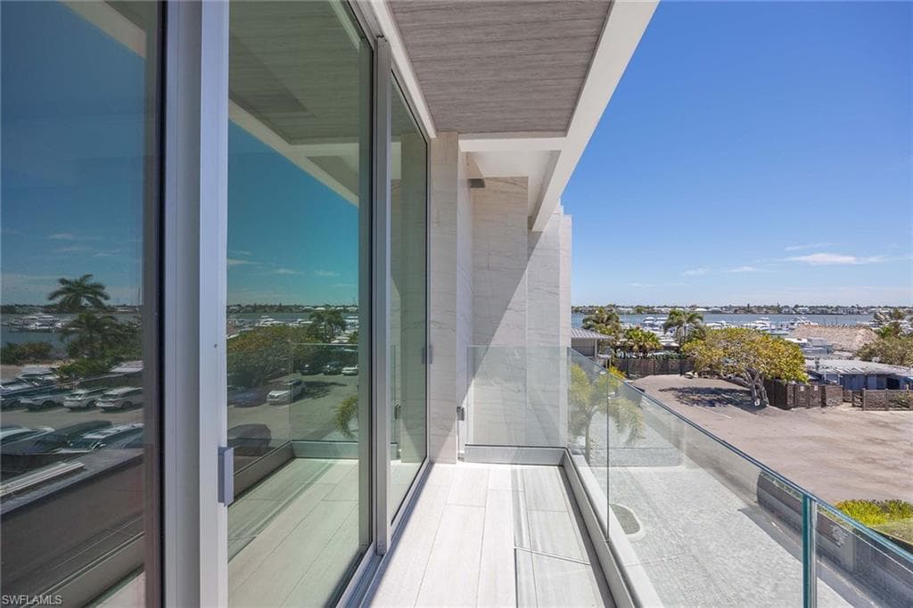 1165 8th St S 201, Naples, FL 34102-38